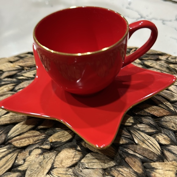 William Sonoma red star shaped espresso cups with saucers and 4 dessert plates. - Picture 3 of 4